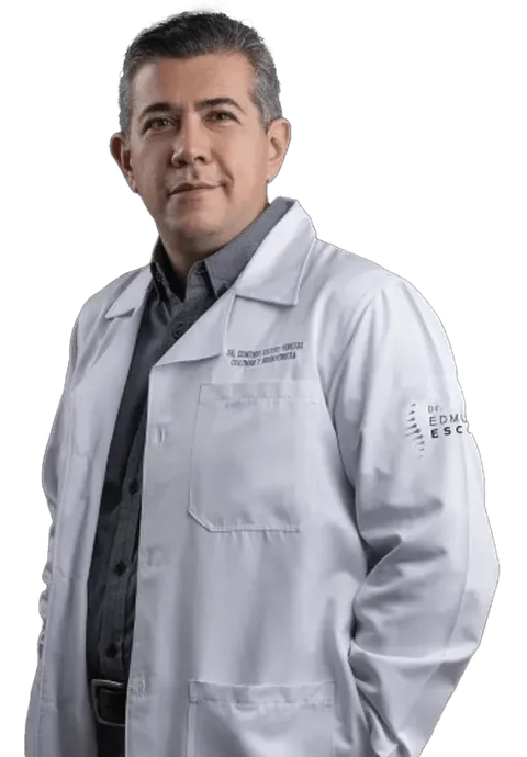 Dr. Edmundo Escoto, neurocirujano especialista en columna, con bata blanca